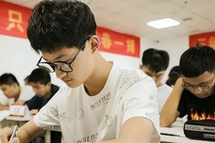 齐鲁德比赛前再度发生打架事件！众多青岛球迷围攻一白衣男子